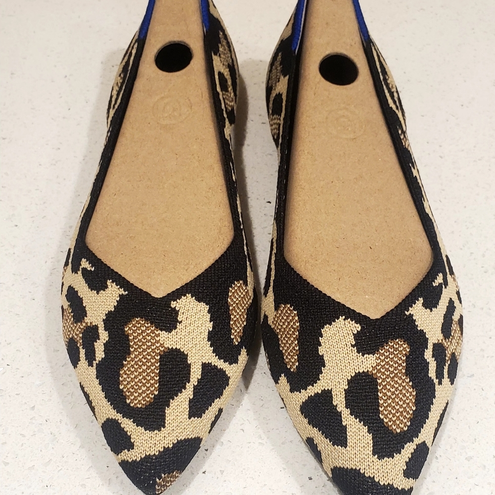 NIB Rothys Desert Cat point flat size 8